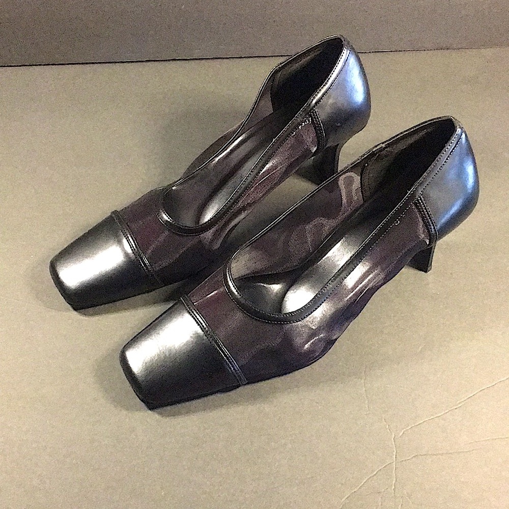 NEW: WITHOUT TAGS FRIST SIGHT SIZE 10 BLACK HEELS